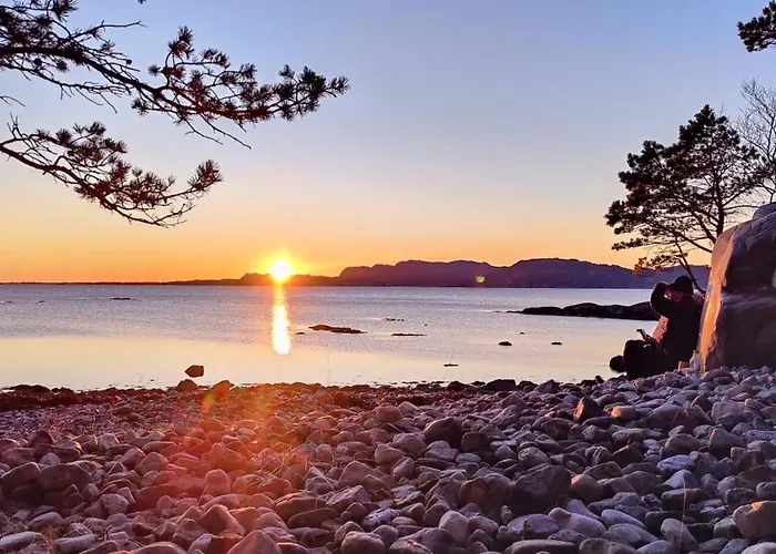 Strandstua Solbakken Feriehus *