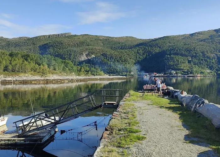 Strandstua Solbakken Feriehus Fevåg
